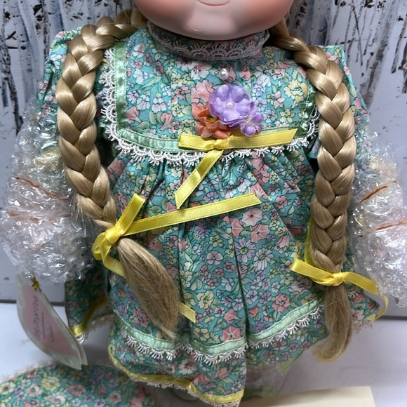 Dolly Dingle Doll Goebel Bette Bell Porcelain Musical NEW - Picture 3 of 9
